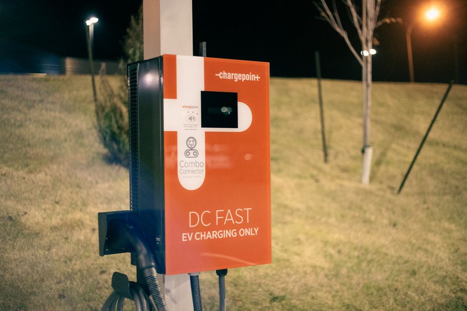 Cómo realizar la instalación de un punto de recarga eléctrico en casa