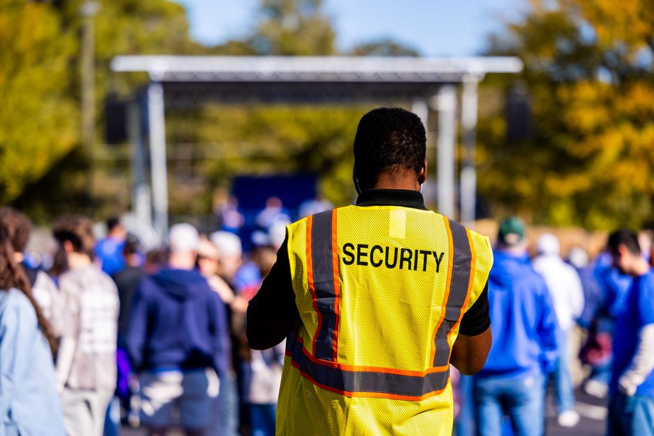 La importancia del servicio de vigilantes jurados en la seguridad moderna